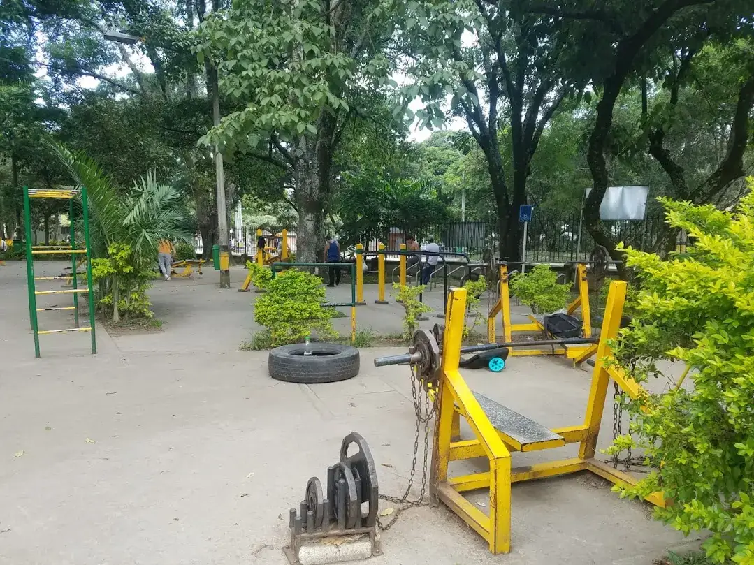 Free large outdoor gym by Estadio station